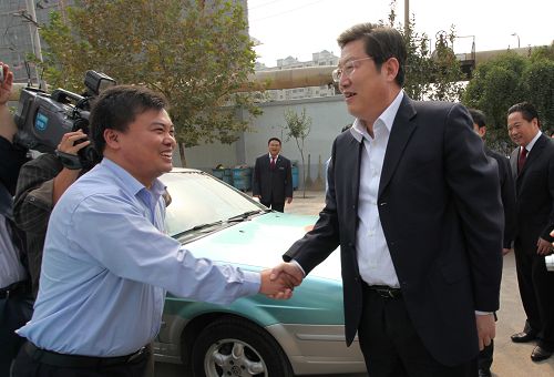 张建国市长与公交恒通出租车驾驶员亲切握手.jpg